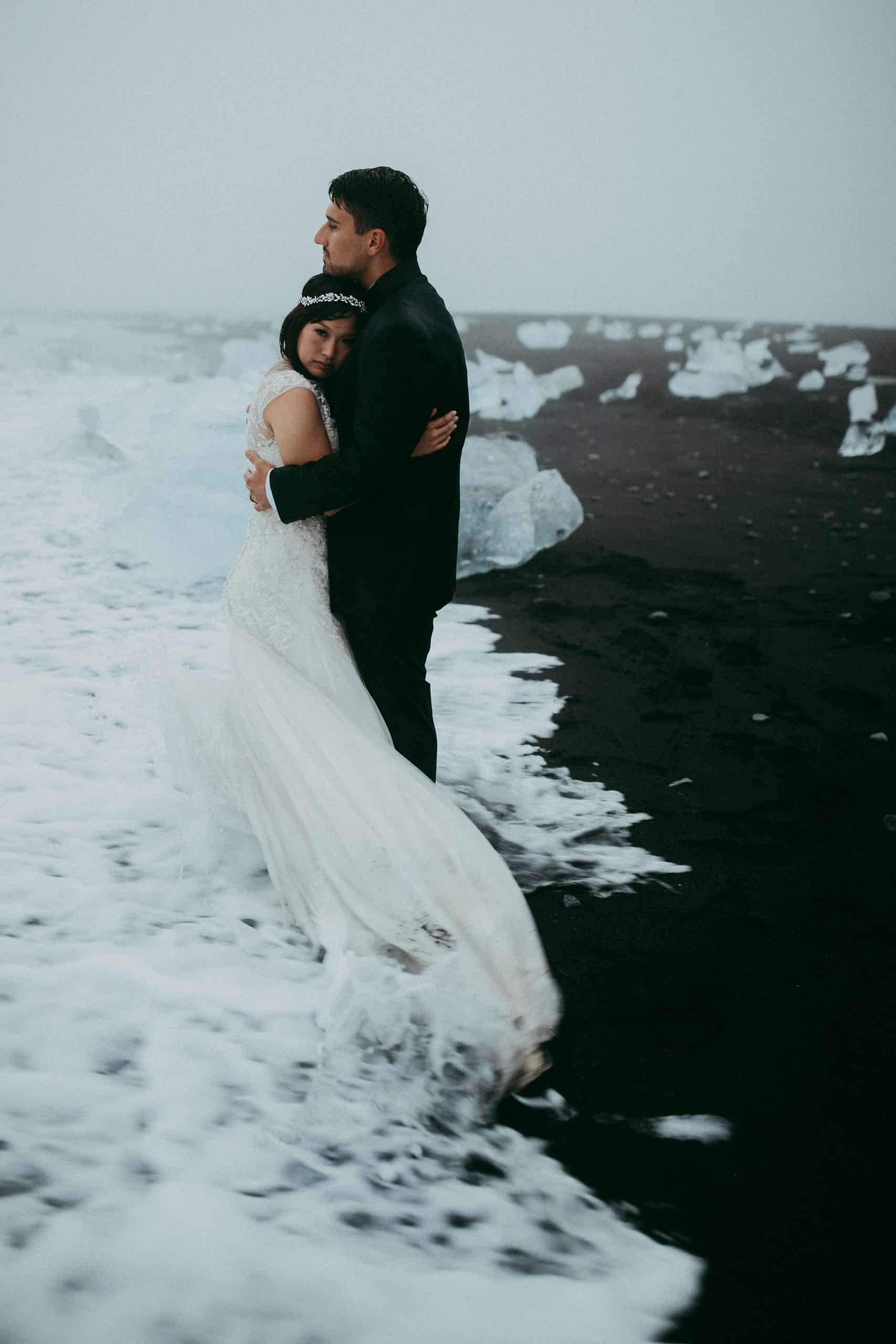couple elopeing at jokulsarlon iceland diamond beach