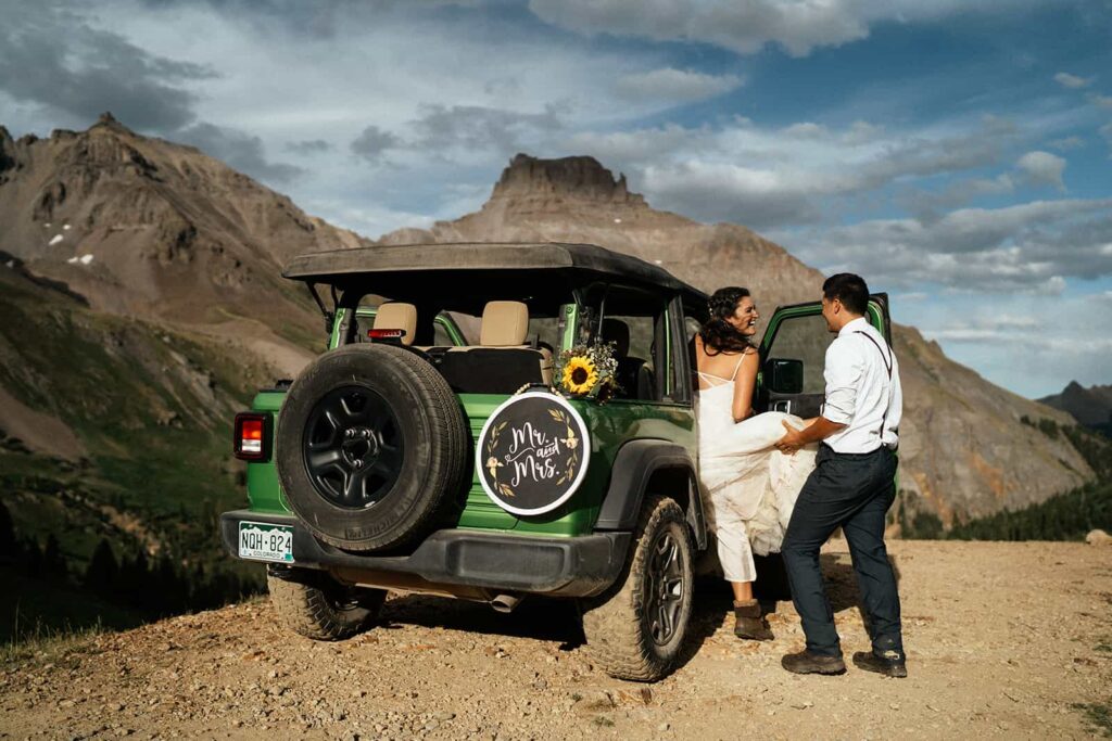 couple getting in jeep at colorado elopement